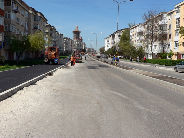 1.5 trotuar cu strat de uzura si scuar pregatit pentru plantat flori str. Republicii 5.jpg